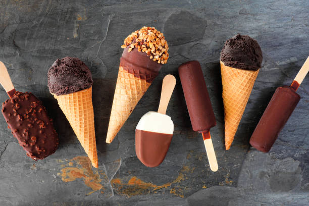 ダークスレートに散らばったチョコレートアイスクリームのデザートの様々な - creamsicle ストックフォトと画像