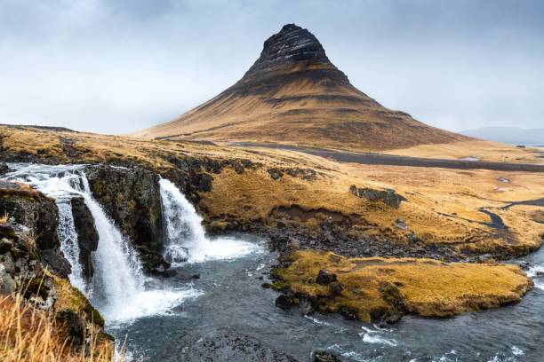 kirkjufellsfoss wasserfall und kirkjufell berg an der nordküste der isländischen halbinsel snéfellsnes, in der nähe der stadt grundarfjör-ur. - snaefellsnes stock-fotos und bilder