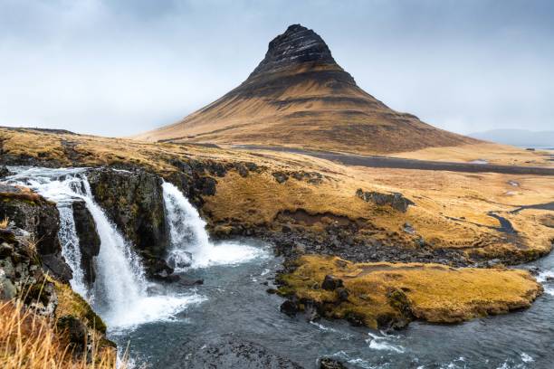 cascada kirkjufellsfoss y montaña kirkjufell en la costa norte de la península islandesa de snæfellsnes, cerca de la ciudad de grundarfjörður. - snaefellsnes fotografías e imágenes de stock