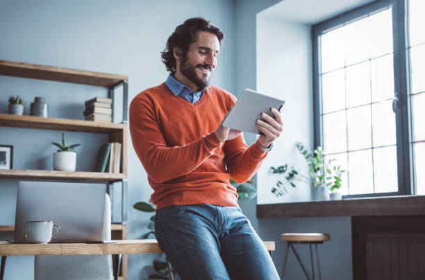 hombre de negocios que trabaja desde casa - contento fotografías e imágenes de stock