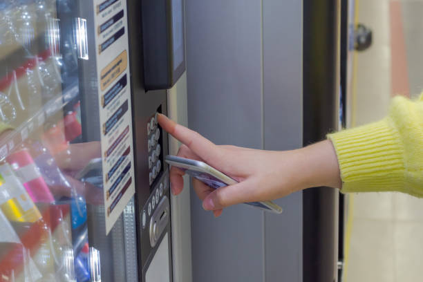 botão de apertar a mão da máquina de café vending - vending machine fotos - fotografias e filmes do acervo