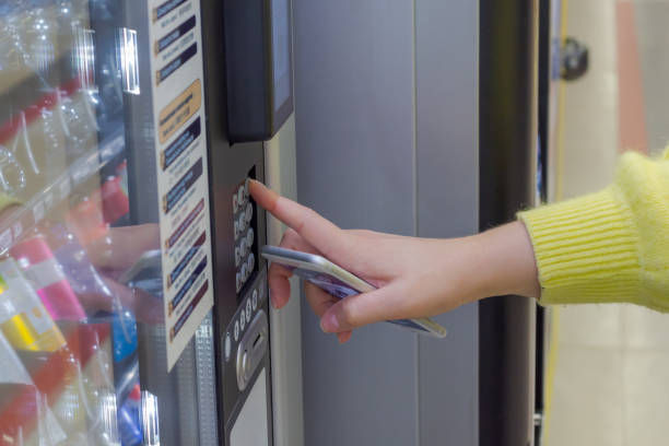 ручная кнопка нажатия торгового кофема машины - vending machine стоковые фото и изображения