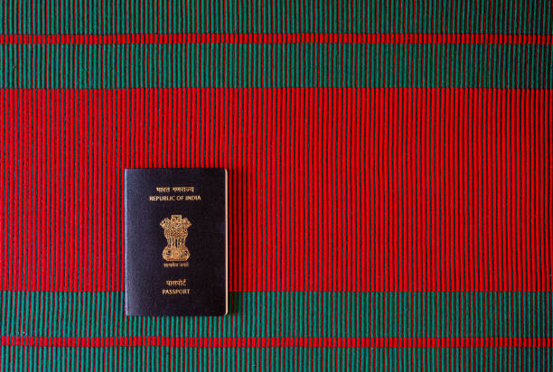 lay plano del nuevo pasaporte de la india colocado en una tela tejida de rojo y verde que hace alusión a la navidad - passport blank book cover empty fotografías e imágenes de stock