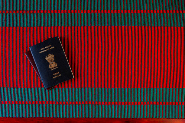 flat lay of the new india passport umieszczone na tkanej tkaninie z czerwonego i zielonego podpowiedzi na boże narodzenie - passport blank book cover empty zdjęcia i obrazy z banku zdjęć