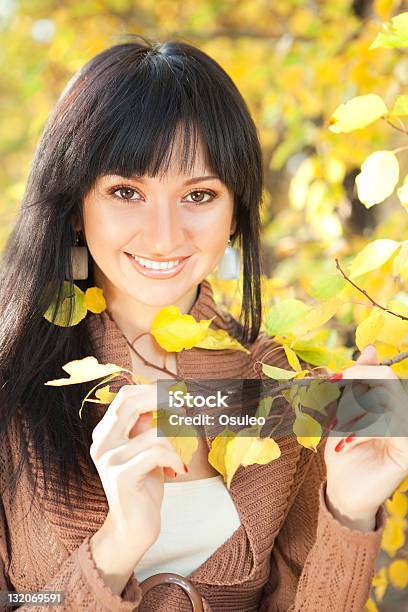 Giovane Bella Donna In Autunno Parco - Fotografie stock e altre immagini di Adulto - Adulto, Albero, Albero deciduo