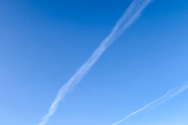 일부 구름 사이에 푸른 하늘의 항공기 응축 통로 - vapor trail cirrus sky cloudscape 뉴스 사진 이미지