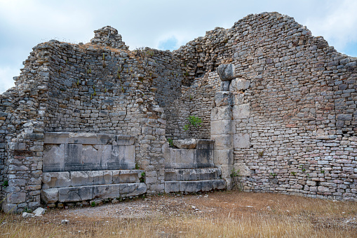 The remains of an Opramoas monument, aqueduct, a small theater, a temple of Asclepius, sarcophagi, and churches from Rhodiapolis, which was a city in ancient Lycia. Today it is located in Kumluca.