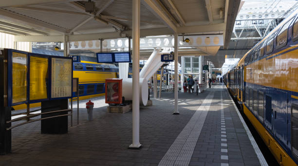treinen en reizigers op perron 8 en 9 van station leiden centraal - ns stockfoto's en -beelden