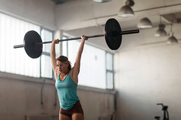 cuerpo fuerte mente fuerte - levantamiento de potencia fotografías e imágenes de stock