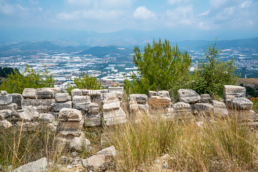 The remains of an Opramoas monument, aqueduct, a small theater, a temple of Asclepius, sarcophagi, and churches from Rhodiapolis, which was a city in ancient Lycia. Today it is located in Kumluca.