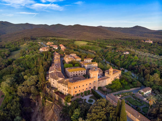 Bolgheri tuscan town from drone at sunset Bolgheri tuscan medieval fort town from drone, borgo toscano livorno stock pictures, royalty-free photos & images