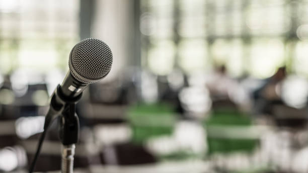 Microphone voice speaker in business seminar, speech presentation, town hall meeting, lecture hall or conference room in corporate or community event for host or townhall public hearing micrófono de voz de altavoz en seminario de negocios, presentación de discursos, reunión del ayuntamiento, sala de conferencias o sala de conferencias en un evento corporativo o comunitario para la audiencia pública del anfitrión o del ayuntamiento
