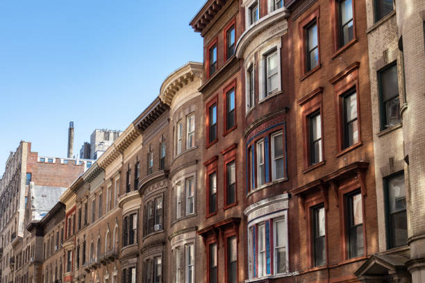 larga fila de coloridos edificios residenciales antiguos en el upper west side en la ciudad de nueva york - upper west side manhattan fotografías e imágenes de stock