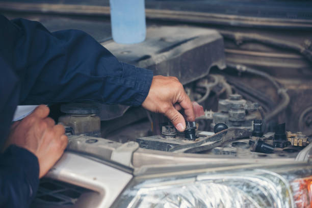 Mechanic car service auto garage in automotive mobile center. Technician workshop repair engine motor vehicles service mechanical engineering business. Automobile mechanic hands car repairs technic mecánico de servicio de coches garaje automático en el centro móvil automotriz. taller técnico de reparación de vehículos de motor de servicio de ingeniería mecánica de negocio. el mecánico del automóvil da las reparaciones del coche técnicas