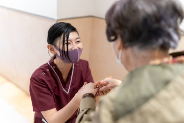 アジアのシニア・介護スタッフ - 介護　日本 ストックフォトと画像