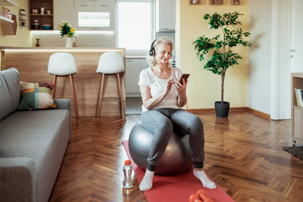 rester actif et heureux - yoga ball photos et images de collection