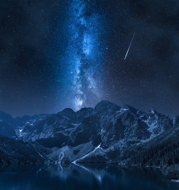 폴란드 타트라스 호수위로 떨어지는 별과 은하수 - tatra mountains zakopane lake mountain 뉴스 사진 이미지