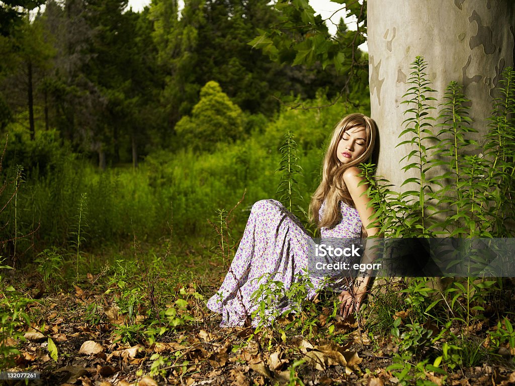 Hermosa joven dama en el bosque - Foto de stock de 20 a 29 años libre de derechos