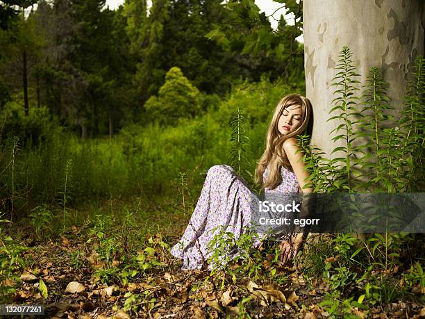 Hermosa Joven Dama En El Bosque Foto de stock y más banco de imágenes de 20 a 29 años - 20 a 29 años, 20-24 años, Adulto