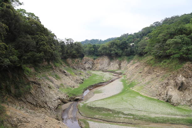 seca em taiwan - global warming drought riverbank dirt - fotografias e filmes do acervo