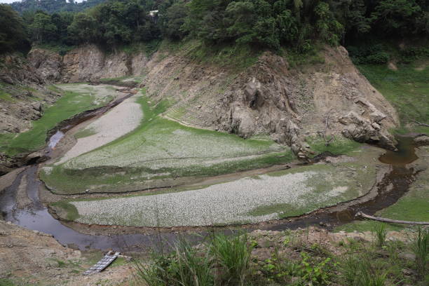 台湾の干ばつ - global warming drought riverbank dirt ストックフォトと画像