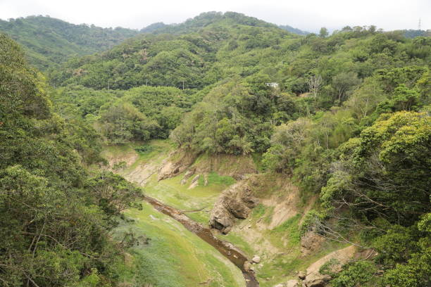 台湾の干ばつ - global warming drought riverbank dirt ストックフォトと画像