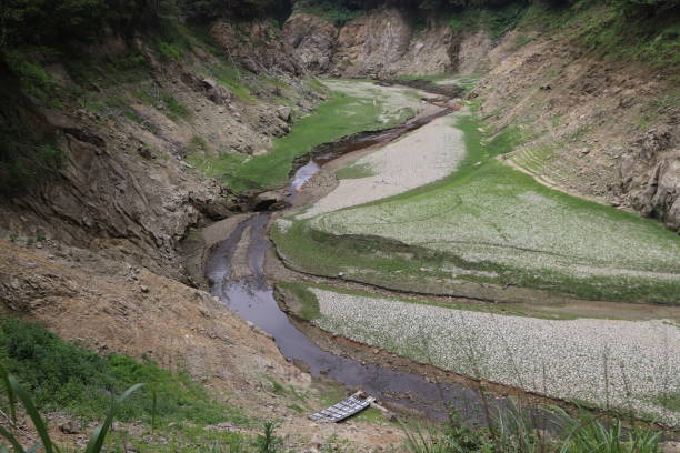 seca em taiwan - global warming drought riverbank dirt - fotografias e filmes do acervo