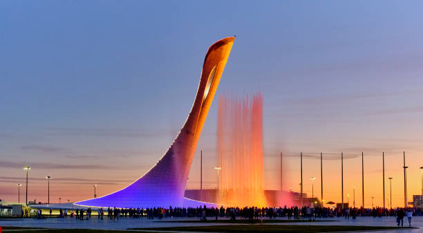 вечернее шоу поющих фонтанов в олимпийском парке в сочи, россия. - сочи стоковые фото и изображения
