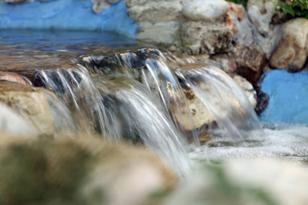 kleine waterfal - waterfall stream forest spring stock-fotos und bilder