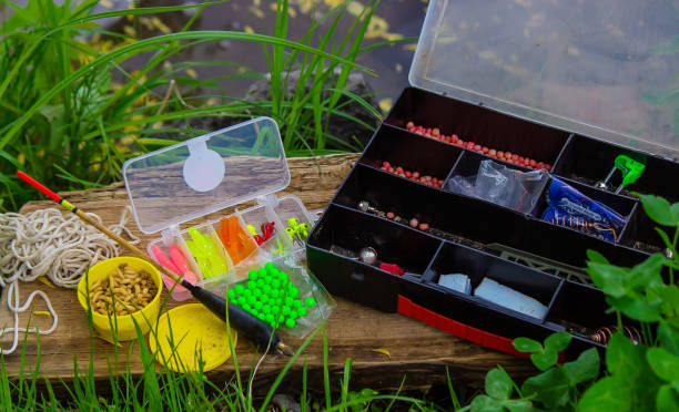 de nombreux leurres colorés pour la pêche sur la jetée en bois. mise au point sélective. - brown trout photos et images de collection