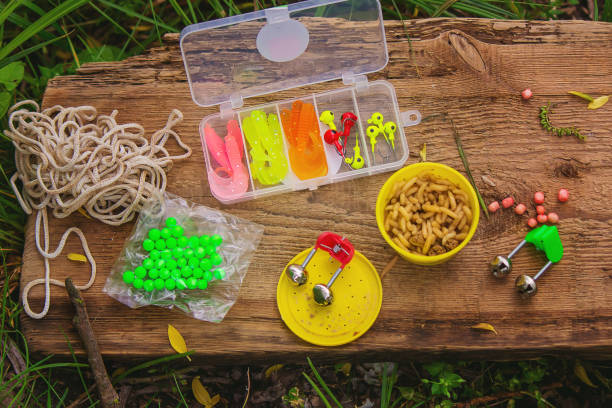 de nombreux leurres colorés pour la pêche sur la jetée en bois. mise au point sélective. - brown trout photos et images de collection