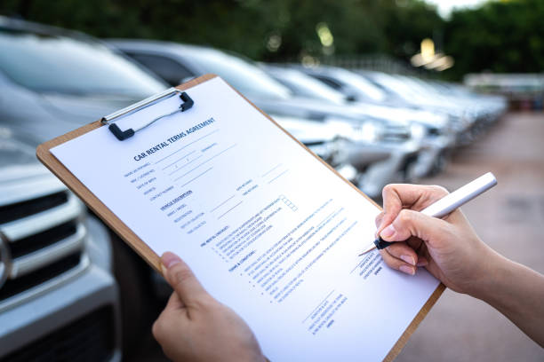 signature sur la durée de l’accord de service de location de voiture - concept de service d’affaires et de transport. - clipboard writing sign businessman photos et images de collection