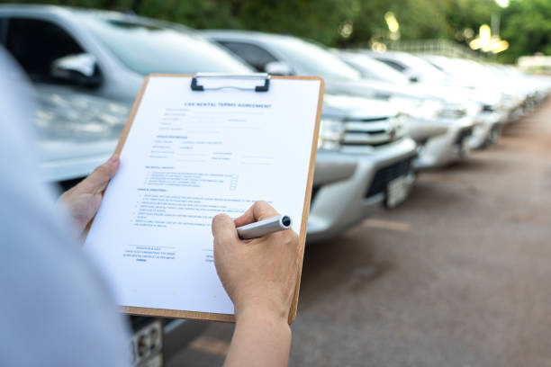 signing on the agreement term of car rental service - business and transportation service concept. - transportation form imagens e fotografias de stock