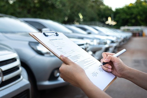 Firma del plazo del contrato de servicio de alquiler de coches - Concepto de servicio comercial y de transporte. photo