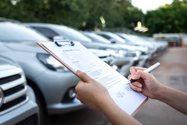 firma del termine dell'accordo di servizio di noleggio auto - concetto di servizio di business e trasporto. - fleet of vehicles foto e immagini stock