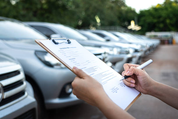 signing on the agreement term of car rental service - business and transportation service concept. - fleet of vehicles imagens e fotografias de stock