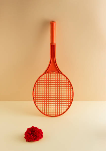 una racchetta da tennis e una rosa rossa come una palla. - tennis court love victory foto e immagini stock