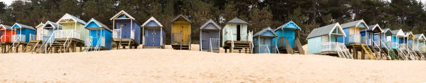 panarama des cabanes de plage - stilts photos et images de collection