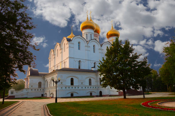 cattedrale dell'assunzione nell'antica città di yaroslavl' - yaroslavl russia religion church foto e immagini stock