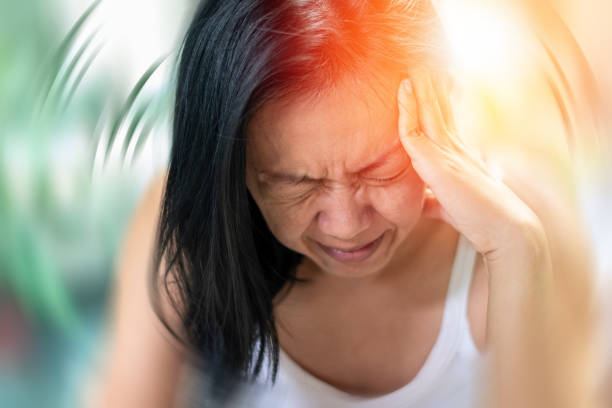 vertigo krankheit konzept. frau hände auf dem kopf fallen kopfschmerzen schwindelig gefühl des spinnens schwindel, ein problem mit dem innenohr, gehirn, oder sensorischen nervenweg. - kopfschmerz stock-fotos und bilder