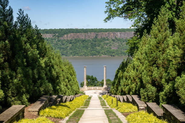 una vista de the vista, una larga escalera descendente que culmina en el overlook en el untermyer park and gardens. - yonkers fotografías e imágenes de stock