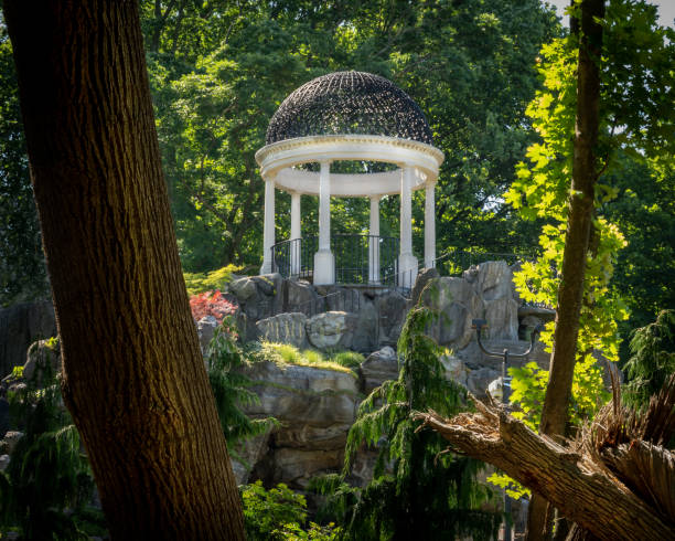 una vista del templo del amor, un extenso jardín de rocas rematado con un templo redondo. localizado en los jardines de untermyer. - yonkers fotografías e imágenes de stock