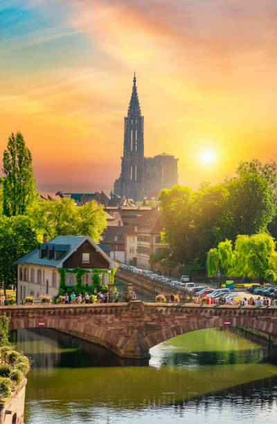 puentes cubiertos y catedral - estrasburgo fotografías e imágenes de stock