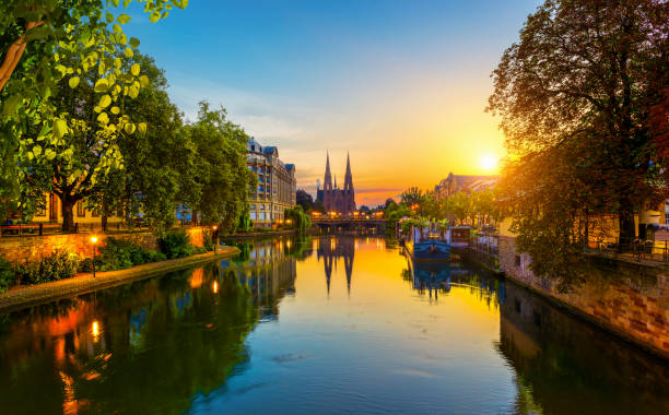 estrasburgo al amanecer francia - strasbourg cathedral fotografías e imágenes de stock