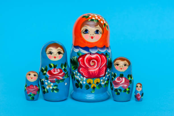 bambola di legno russa matryoshka su sfondo blu - russian nesting doll russian culture doll babushka foto e immagini stock