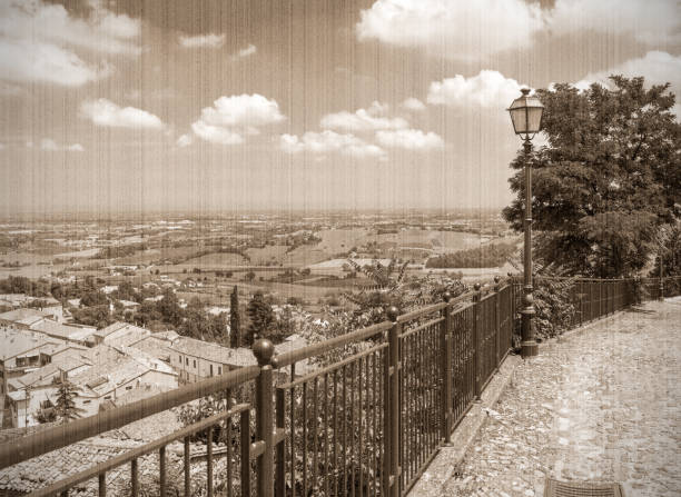morze adriatyckie na horyzoncie - siena province tuscany italy fog zdjęcia i obrazy z banku zdjęć
