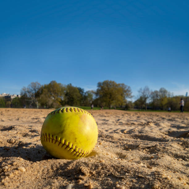 遠くに草や木々のある砂のダイヤモンドエリアの野球ソフトボール - baseball dirt softball baseball diamond ストックフォトと画像