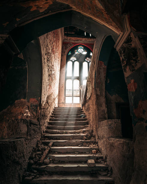 lumière traversant une immense fenêtre dans le château hanté de spicer en serbie - inside of indoors castle column photos et images de collection