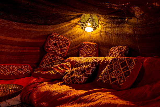 traditionelle arabische zelt inneneinrichtung in der wüste bei nacht in ägypten, afrika - marokkanische wohnzimmer stock-fotos und bilder