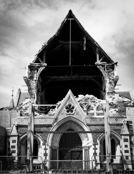 ruine de la célèbre cathédrale de christchurch après le tremblement de terre de 2011, nouvelle-zélande - old roof cathedral door photos et images de collection